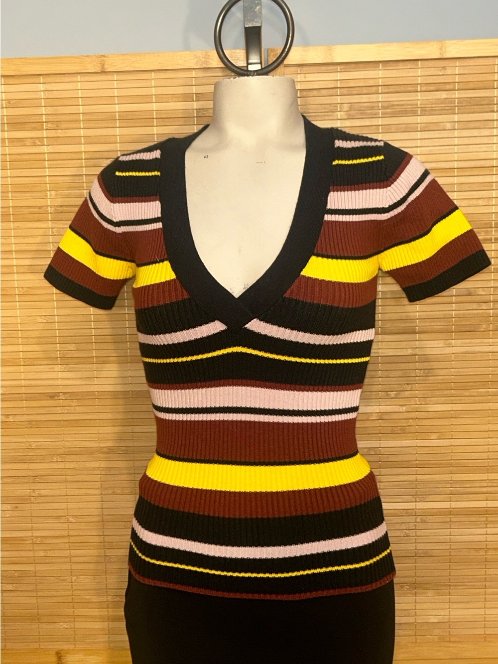 Urban Outfitters ribbed v-neck short sleeve top sweater woman’s XS stretchy